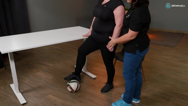 Ćwiczenie 4: Stanie na nodze niedowładnej z wykorzystaniem piłki